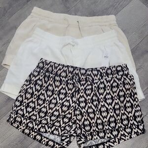 Old Navy Women's Athletic Shorts - Patterned, White, and Cream